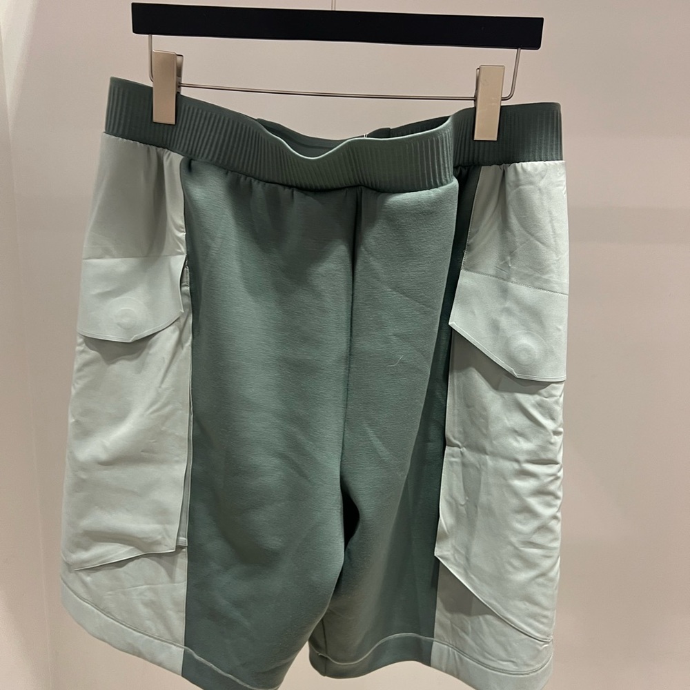 On Running Moss Green Movement Shorts XL - Picture 2 of 3